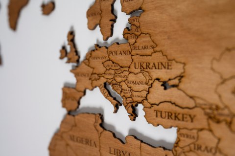 Drewniana mapa świata z granicami i nazwami państw, 4 kolory Drewniana mapa świata z granicami i nazwami państw, 4 kolory