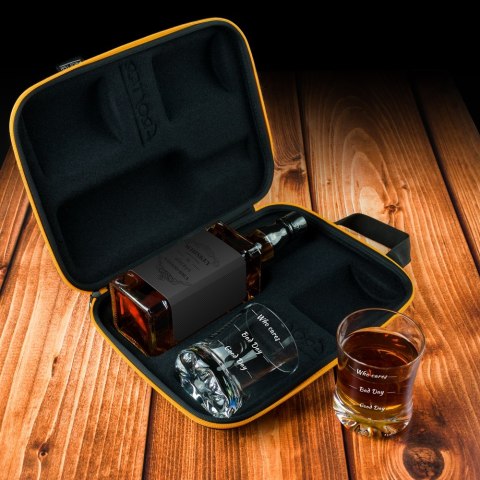 Etui na whisky i 2 szklnaki Who cares prezent ślub Etui na whisky i 2 szklnaki Who cares prezent ślub
