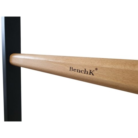 Rozporowa drabinka gimnastyczna drewniano metalowa z metalowym drążkiem w kolorze dębu BenchK 511 Rozporowa drabinka gimnastyczna drewniano metalowa z metalowym drążkiem w kolorze dębu BenchK 511