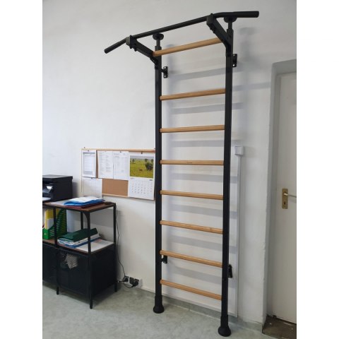 Rozporowa drabinka gimnastyczna drewniano metalowa z metalowym drążkiem w kolorze dębu BenchK 511 Rozporowa drabinka gimnastyczna drewniano metalowa z metalowym drążkiem w kolorze dębu BenchK 511