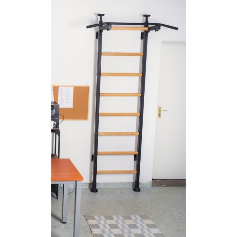 Rozporowa drabinka gimnastyczna drewniano metalowa z metalowym drążkiem w kolorze dębu BenchK 511 Rozporowa drabinka gimnastyczna drewniano metalowa z metalowym drążkiem w kolorze dębu BenchK 511